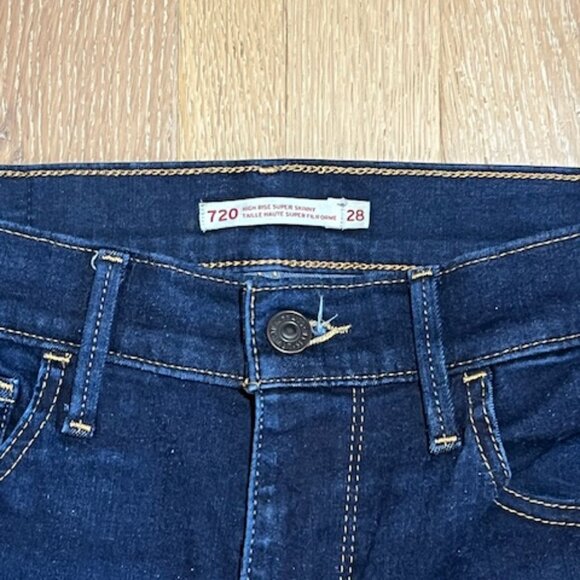 Dark wash Levi's - Picture 4 of 5